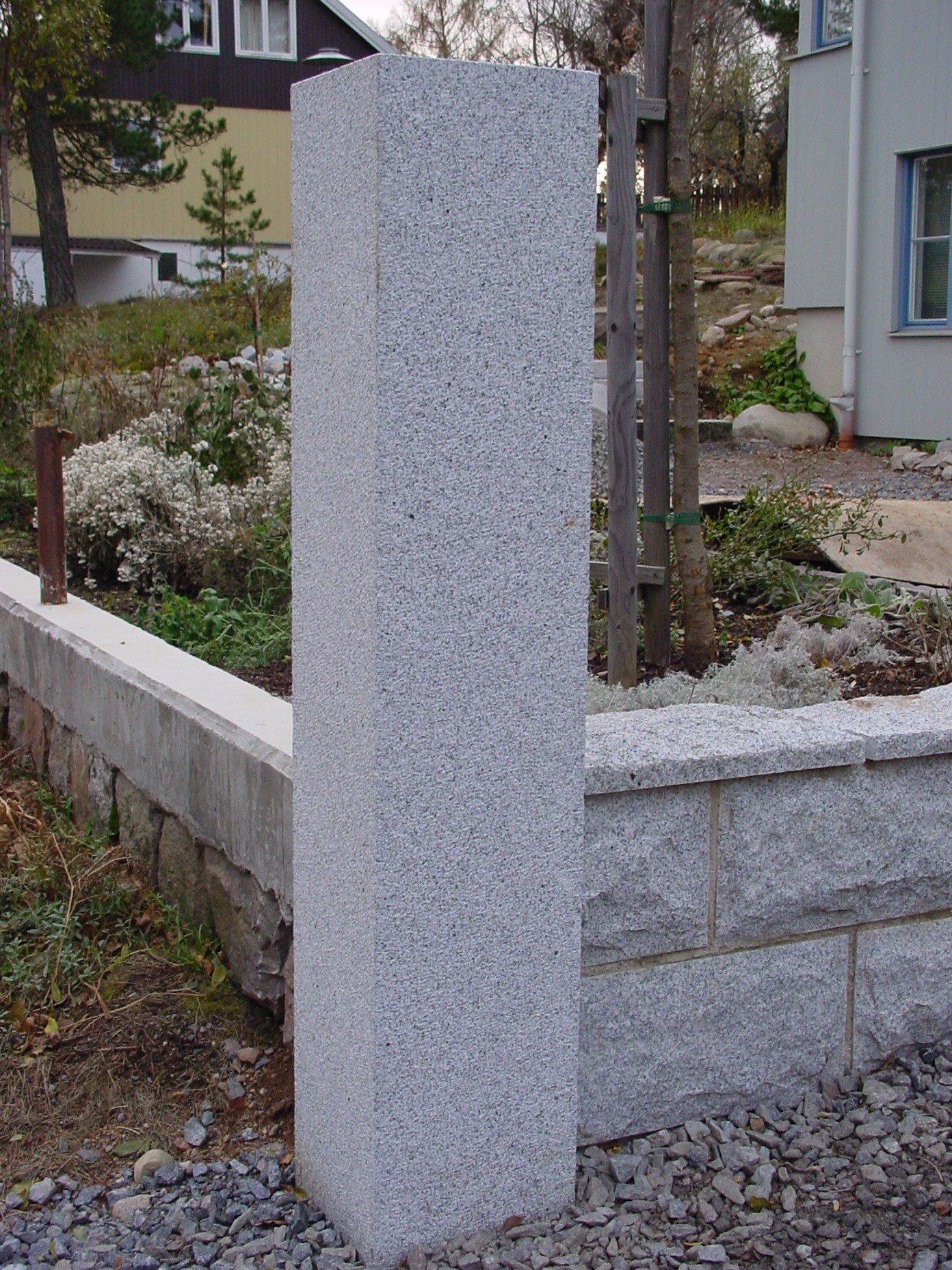 Grindstolpe granit